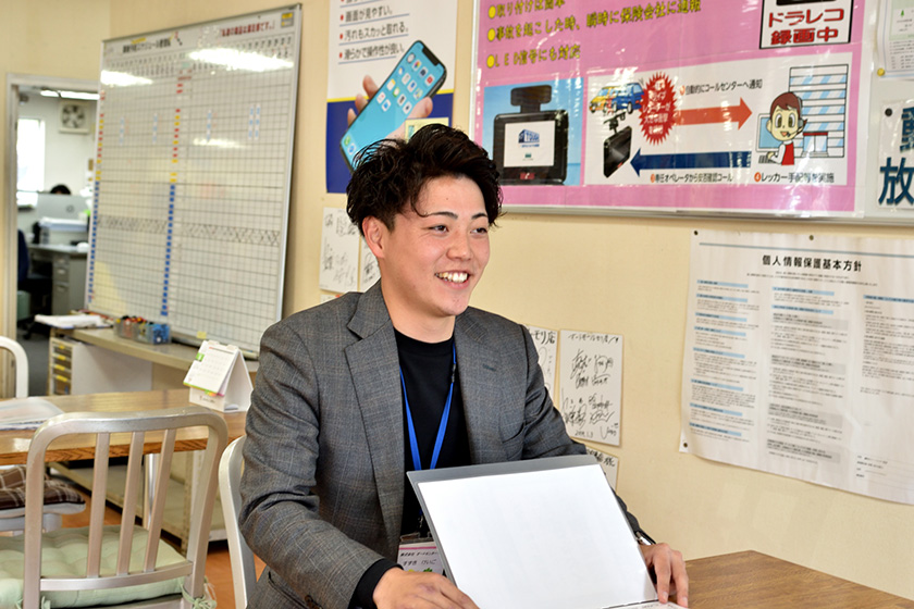 談笑するオートセンターモリのスタッフ